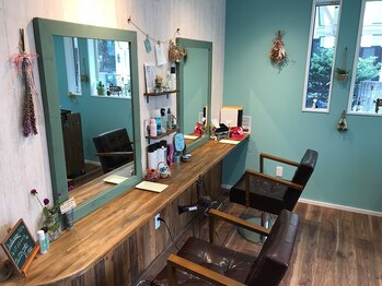 ヘアメイク ヒダマリ(hidamari)の写真/まるでカフェのように落ち着いた少人数の店内。ゆったりくつろげる空間は至福のサロンタイムに…。