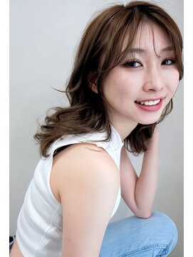 シェリー(Cherie) レイヤーカット、ハイトーン、ミルクティーベージュ