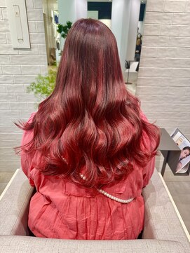 ステア ケース(stair case) 赤髪　バレイヤージュ　ハイライト　ロングヘア