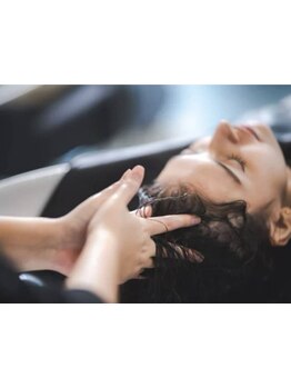 ヘッドスパで、溜まった疲れを頭から解きほぐす！癒しと安らぎを与え、美しく健康的な髪に☆