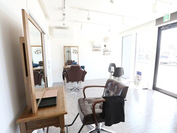 イーズ(EASE)の写真/2席のみの落ち着いた空間の《hair salon EASE》マンツーマン施術にこだわり、要望や悩みをカウンセリング◎