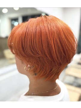 プラグ(Plug) ショート似合わせカットオレンジカラーケアブリーチ大人女性