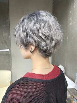 シード 成増 下赤塚店(ced.) ブリーチダブルカラーホワイトシルバーくせ毛活かしスタイル