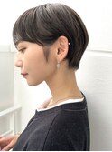 大人かわいいショートボブカーキグレージュフェザーバング
