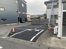 駐車場が建物の横、向かって左側です。スタッフにご相談ください