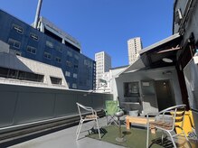 屋上でひと息。空の下でリラックスできる特別な時間。