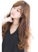ランダムなカールと適度な重さで小顔ロング