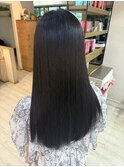 ダークパープルの縮毛矯正・ストレート大人ガーリーロングヘア