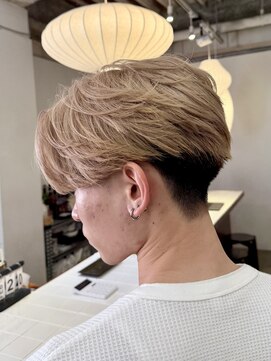 ヒュー 広島(HEW) メンズハイトーン韓国風Y2K刈り上げフェザーパーマツーブロック