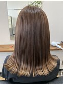 外ハネミディアムヘア