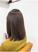 ツヤツヤグレージュの重めミディアム