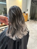 ヌエン 渋谷(NU/EN)&nbsp;夏のトレンド外国人風バレイヤージュとホワイトグレージュ巻き髪