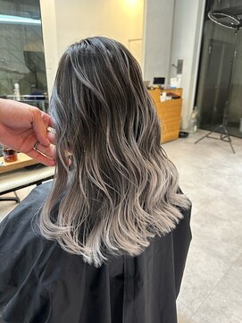 ヌエン 渋谷(NU/EN) 夏のトレンド外国人風バレイヤージュとホワイトグレージュ巻き髪