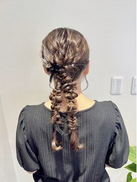 美髪 ヘアサロン(美髪 Hair salon) ２つ編み下ろし
