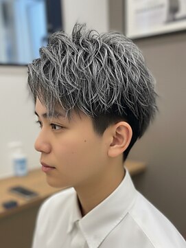 ホワイトメッシュツイストスパイラルセンターパート刈り上げ