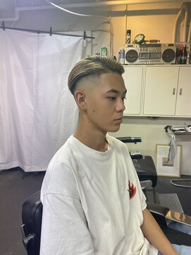 メリケンバーバーショップ フクオカ(MERICAN BARBERSHOP FUK) 波巻き束感ショートツーブロックマッシュアップバングコンマヘア
