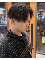 フリーク バーバーショップ 都島店(FREAK BARBER SHOP) 黒髪モテ前下がりセンターパートツイストスパイラルパーマ