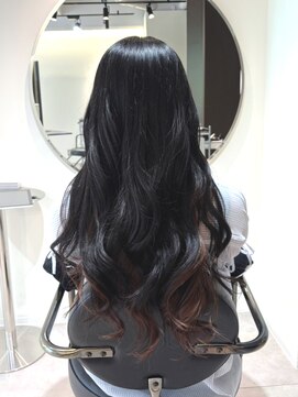 キュウ トゴシコウエン(CUE TOGOSHI-KOEN) インナーカラー×つや感コテ巻き