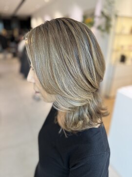 ステア ケース(stair case) ハイライト履歴を活かしてつくるグレージュ 白髪ぼかし