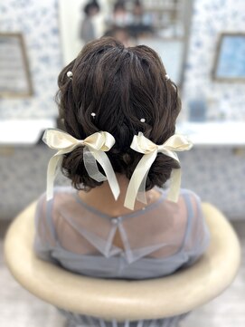 サクララ(Sakura la) ツインシニヨン×リボン／結婚式／お呼ばれヘア／二次会へア
