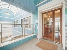 フィールカブ 仙川(feel kab)の雰囲気（初めてでも入りやすい、明るいエントランス♪）