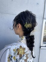 アチーブリス(achieve Liss)&nbsp;お呼ばれヘアセット 無造作ゆるめ編み込みポニー ナチュラル