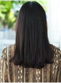 厚めな前髪と重めなレングスがポイントの７０年代スタイルヘアー
