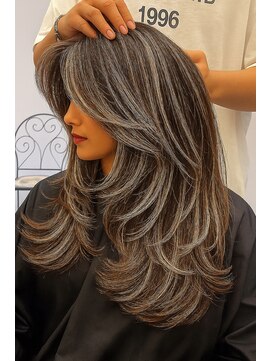 ヌエン 渋谷(NU/EN) ブラウン×ハイライト 海外レイヤーカット/バタフライレイヤー