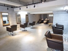 イフ ヘアーサロン(if... hair salon)の雰囲気（二階店舗◯コンクリート調の無機質な空間◯）