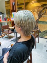 インアンドヤング(in&yang)&nbsp;ナチュラルセンターパートウルフハイトーンカラーベージュ