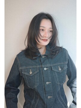 オグジュアリー 表参道(aux.) 雰囲気のあるミディアムレイヤー