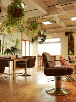 パイロヘアー(Pairo hair)の写真/広々として開放感のある店内で、ゆっくりと時間が流れる上質空間。大人女性の為の上質サロン。