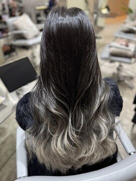 ジーナ 梅田茶屋町(Zina) ホワイトシルバーグラデーション×レイヤーカット