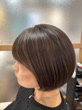 マーズソレイユラモード(mars soleil la mode) ナチュラルな白髪ぼかしハイライト×まとまり大人ショートボブ◎