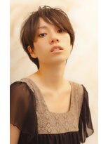 ブーケ(BOUQUET)&nbsp;前髪斜めバング　ややセンターパート　耳かけショート