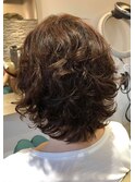 強いクセ毛で悩む人に、リッジを活かすパーマ風スタイル