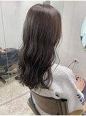ロングでも重く見えない透明感グレーベージュカラー