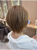 ハイトーンベージュ×丸みショートボブ