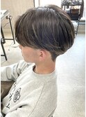 ニュアンスセンターパート　刈り上げショート　フェザーショート