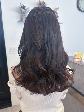 リアンバイアリュール(Lian by Allure) ミディアムレイヤー／ハッシュカット／ワインレッド／韓国巻き