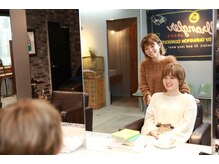 １、年齢層はどのくらいですか？　２、ロング料金はありますか？