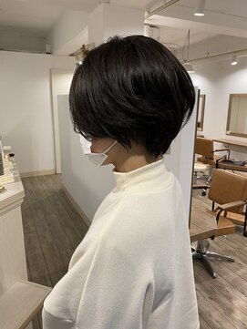 アトリエ シュシュ(atelier chou chou) モノトーン耳掛けショートボブ