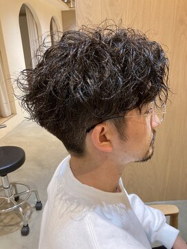 ソウスシア(SOURCE cia) ２ヶ月前のパーマを活かしてカット【佐藤和弥】