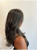 くせ毛を活かすレイヤーロング アッシュカラー