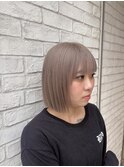 淡色ミルクティーベージュ×切りっぱなしボブ
