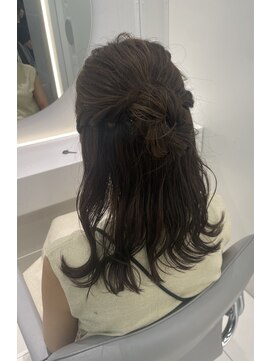アールプラスヘアサロン(ar+ hair salon) ハーフアップシニヨン