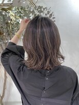 ベルム(Belme)&nbsp;白髪ぼかし3Dペールベージュハイライト外はねくびれボブ