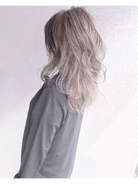 ヘアーアンドアトリエ マール(Hair&Atelier Marl) 【Marl】ホワイトベージュカラーの外国人風セミロング♪