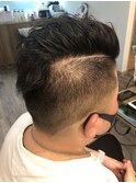 大人の男性のシャープなショート