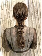 スリー(three) ヘアセット　ヘアアレンジ　編み下ろし